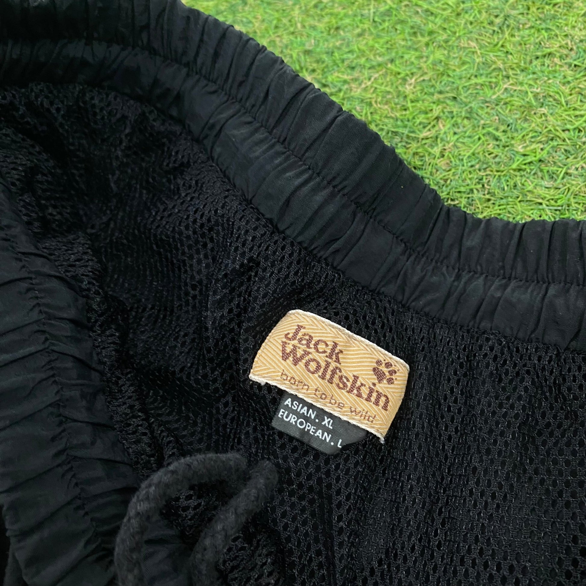 Retro Jack Wolfskin Shorts Black XL - Vintage Box