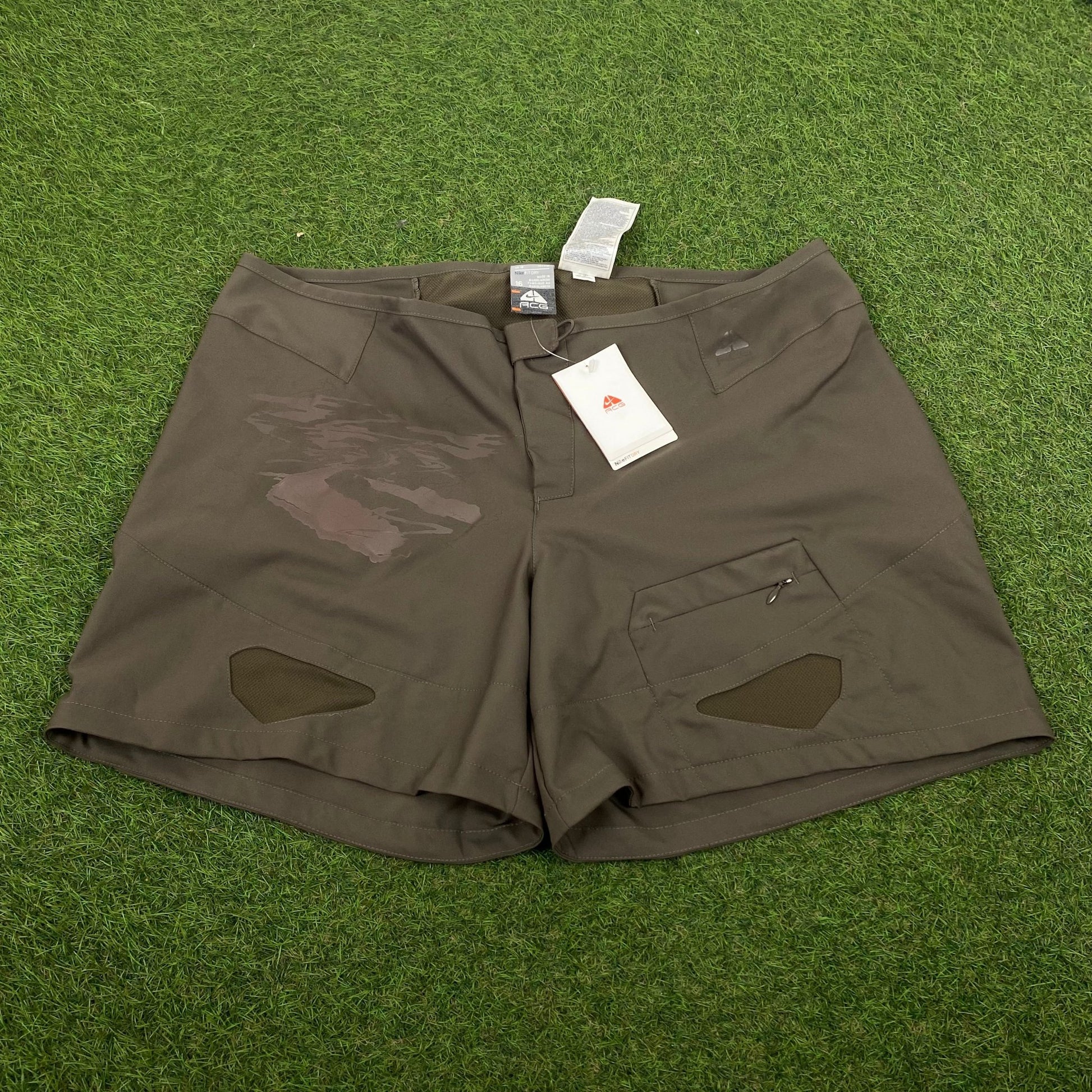 00s Nike ACG Cargo Shorts Brown XL - Vintage Box